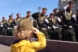 Clip: Bé trai 4,5 tuổi được đoàn quân trên Quảng trường Đỏ chào