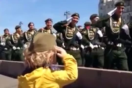 Clip: Bé trai 4,5 tuổi được đoàn quân trên Quảng trường Đỏ chào