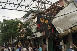 Cần cẩu tuyến metro Nhổn- Ga Hà Nội đổ trúng nhà dân