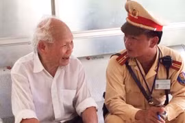 Mất trí nhớ, lang thang trên cầu, cụ ông được CSGT đưa về tận nhà