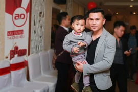 Tú Dưa lần đầu đưa con trai đi sự kiện