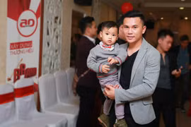 Tú Dưa lần đầu đưa con trai đi sự kiện