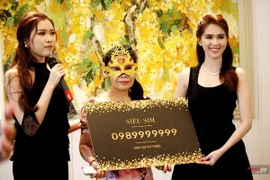 Ngọc Trinh đấu giá thực "sim khủng" hay chiêu PR quá "lố" nên bị lộ? 