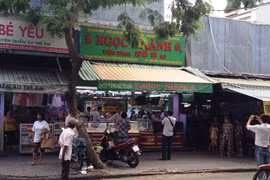 Cầm đá xanh đập tủ kính, cướp tiệm vàng