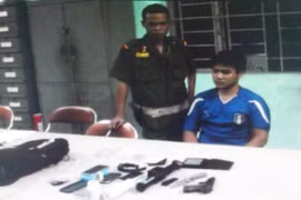 Xách súng, roi đện đến nhà bạn gái cũ uy hiếp vì cãi nhau