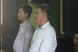 Đưa- nhận hối lộ, 2 cán bộ cùng "rủ nhau" vào tù