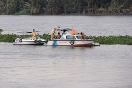 Bé trai 3 tuổi chìm cùng tàu chở vật liệu, mất tích trong đêm