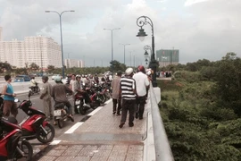 Phát hiện xác nam giới phân hủy dưới chân cầu