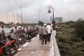 Phát hiện xác nam giới phân hủy dưới chân cầu