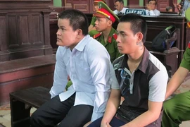 Thiếu nữ bị 2 gã trai làng hãm hiếp trong vườn dừa