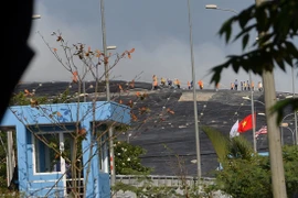 Dân khó thở, chóng mặt vì bãi rác bốc cháy giữa trời nắng nóng