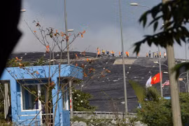 Dân khó thở, chóng mặt vì bãi rác bốc cháy giữa trời nắng nóng