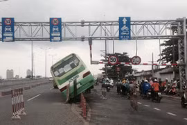 “Chán” đi đường, xe buýt leo dải phân cách làm sinh viên hú vía