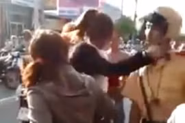 Cô gái ngang ngược phản ứng CSGT, "quậy" trụ sở công an phường