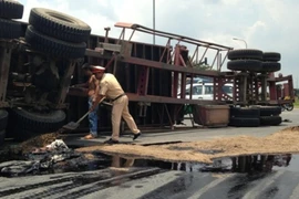 Xe đầu kéo rẽ né trạm cân, lật chỏng chơ trên đường