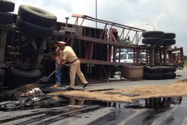 Xe đầu kéo rẽ né trạm cân, lật chỏng chơ trên đường