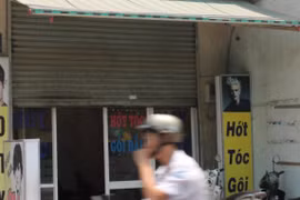 Kề dao chủ tiệm cắt tóc cướp 3 triệu đồng nghi bị mất