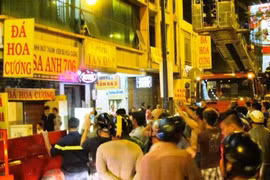 Khu phố náo loạn vì “ngáo đá” leo lên khách sạn đòi tự vẫn