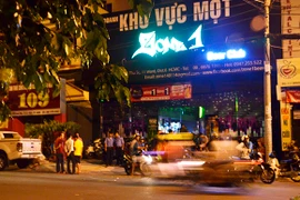 CSHS nổ súng trấn áp, bắt đối tượng vác mã tấu chém người tại quán bar Zone 1