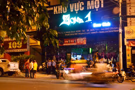 CSHS nổ súng trấn áp, bắt đối tượng vác mã tấu chém người tại quán bar Zone 1