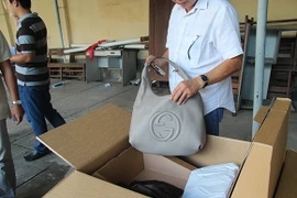 2 cán bộ hải quan bị truy tố vì làm ngơ vụ buôn lậu hàng hiệu