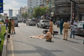 Một phụ nữ chết thảm khi đi bộ băng qua đường 