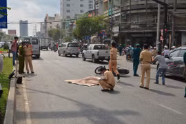 Một phụ nữ chết thảm khi đi bộ băng qua đường 