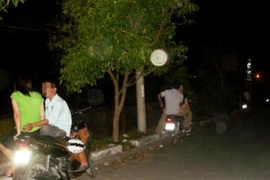 Bảo vệ dân phố tước dao, bắt gọn tên cướp của các cặp tình nhân