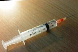 Cướp bằng kim tiêm trước cổng trường