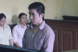 Cả nhà đi đưa dâu, trai làng dụ dỗ bé gái hàng xóm về nhà “quan hệ”