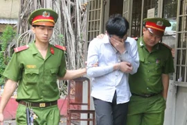 Thua cá độ bóng đá, giết người, cướp xe để trả nợ