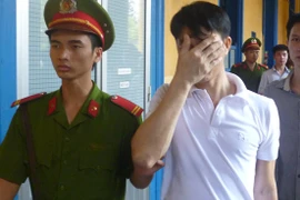 Gã cha đồi bại dùng vũ lực hãm hiếp con gái ruột khi vợ vắng nhà