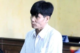 Cha dượng cho con riêng của vợ xem phim kích dục rồi giở trò