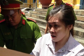 “Tú bà” điều gái bán trinh phục vụ khách Việt kiều