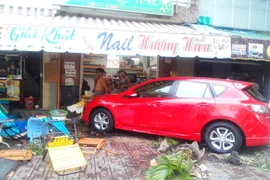 Mất lái, xe ô tô tông hàng loạt nhà dân 