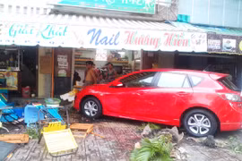 Mất lái, xe ô tô tông hàng loạt nhà dân 