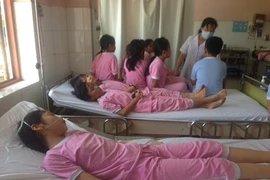 Vụ học sinh tiểu học nhập viện sau giờ ăn trưa: 64 em ăn phải cơm thiu?