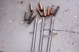 Nam thanh niên mang túi xách có súng bút, súng bắn đạn bi