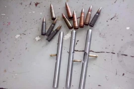 Nam thanh niên mang túi xách có súng bút, súng bắn đạn bi