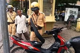 CSGT bắt "nóng" tên trộm xe máy ở trung tâm TP.HCM