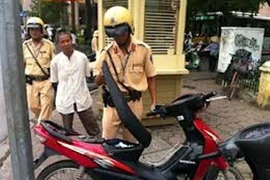 CSGT bắt "nóng" tên trộm xe máy ở trung tâm TP.HCM