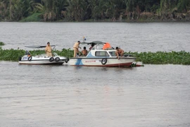 Bé trai 3 tuổi chìm cùng tàu chở vật liệu, mất tích trong đêm