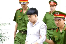 Mâu thuẫn chơi game, xách rựa định đi chém người thì bị đâm chết