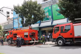 Cháy kho hàng siêu thị giữa trung tâm TP.HCM