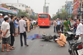 Nữ sinh viên bị xe khách cán chết giữa phố đông người