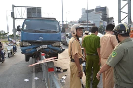 Xe tải “làm xiếc” trên dải phân cách, một người đi đường trọng thương