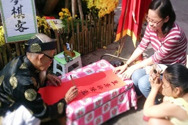 Xuân về, ông đồ xuống phố