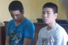 Hai anh ruột thay nhau cưỡng hiếp bé gái 13 tuổi