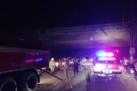 Xưởng gỗ sát đường cao tốc mới thông xe phát cháy