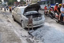Đang bon bon trên đường, xe ô tô phát cháy
